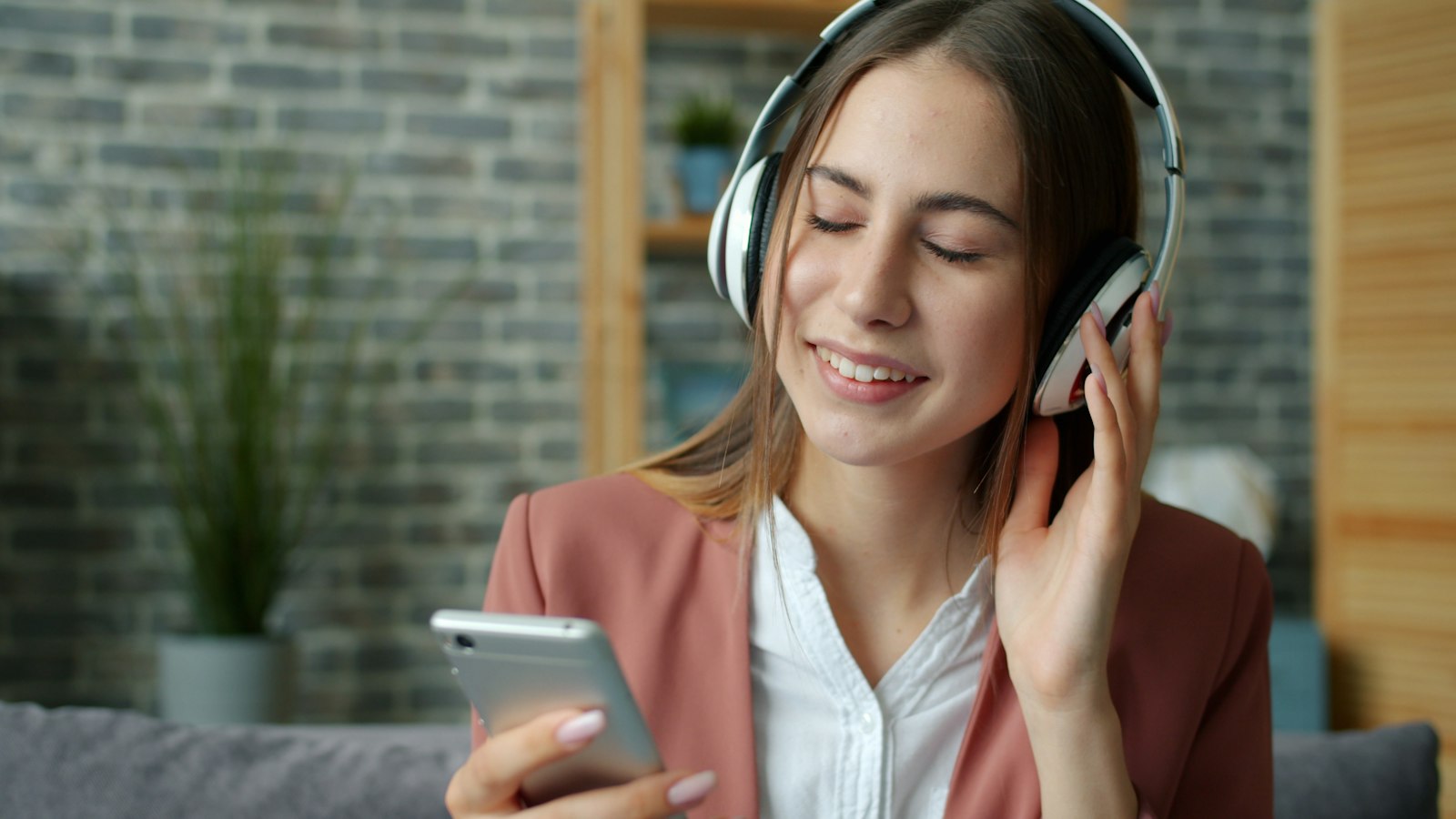 Rekomendasi Radio Online Sesuai Selera, Ini Caranya